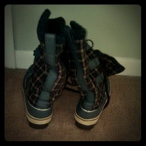 Skechers: Women's faux fur lined outdoor boots.